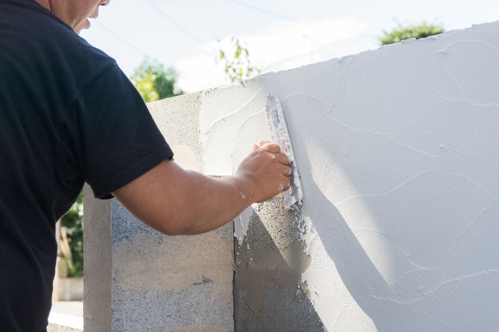 外壁を塗る職人